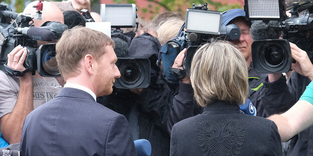 Ministerpräsident Kretschmer und Bürgermeisterin Barbara Ludwig stellen sich in Chemnitz den Kameras Ministerpräsident Kretschmer und Bürgermeisterin Barbara Ludwig stellen sich in Chemnitz den Kameras