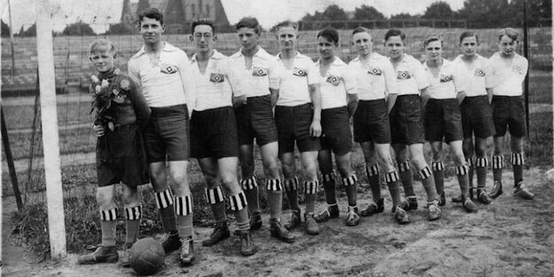Eine Jugend-Fußballmannschaft in HSV-Trikots Eine Jugend-Fußballmannschaft in HSV-Trikots