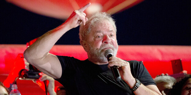 Luiz Inácio Lula da Silva spricht und gestikuliert Luiz Inácio Lula da Silva spricht und gestikuliert