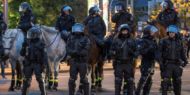 Polizisten begleiten die Demonstration von AfD und Pegida Polizisten begleiten die Demonstration von AfD und Pegida