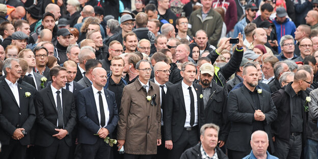 eine Ansammlung ganz vieler Rechter, überwiegend Männer, in der vordersten Reihe: Björn Höcke eine Ansammlung ganz vieler Rechter, überwiegend Männer, in der vordersten Reihe: Björn Höcke