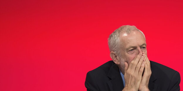 Jeremy Corbyn schlägt die Hände vor das Gesicht Jeremy Corbyn schlägt die Hände vor das Gesicht