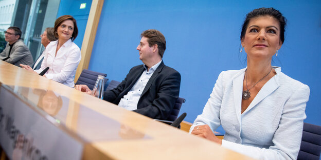 Sahra Wagenknecht sitzt mit mit Ludger Volmer und Simone Lange an einem Tisch in der Bundespressekonferenz Sahra Wagenknecht sitzt mit mit Ludger Volmer und Simone Lange an einem Tisch in der Bundespressekonferenz