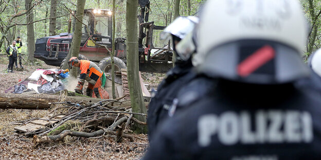 Mitarbeiter von RWE räumen unter Polizeischutz eine Barrikade Mitarbeiter von RWE räumen unter Polizeischutz eine Barrikade