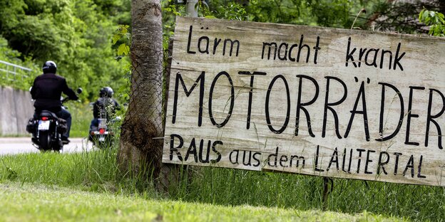 Ein Protestschild gegen Motorradlärm Ein Protestschild gegen Motorradlärm