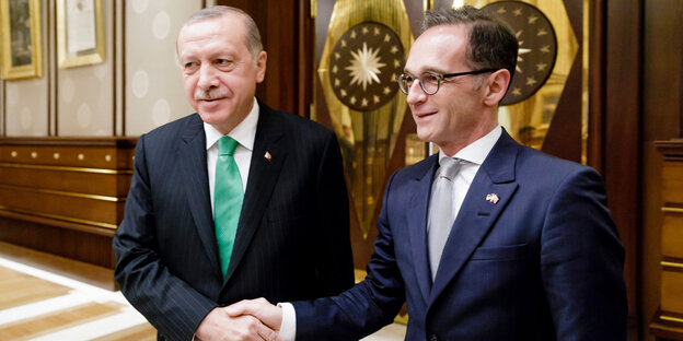 Der türkische Präsident Erdogan und der deutsche Außenminister Maas schütteln sich die Hände Der türkische Präsident Erdogan und der deutsche Außenminister Maas schütteln sich die Hände