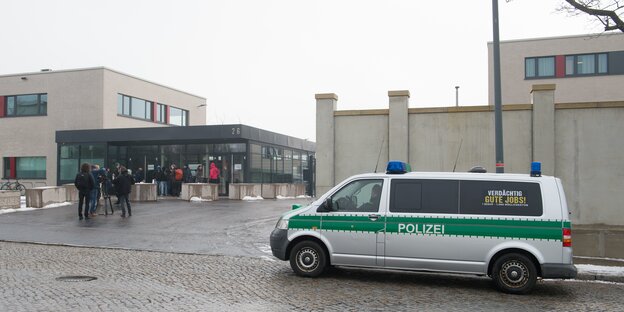 In Dresden steht ein Polizeiauto vor dem Tor der Justizvollzugsanstalt In Dresden steht ein Polizeiauto vor dem Tor der Justizvollzugsanstalt