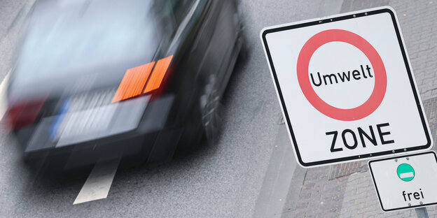 Ein Auto fährt in eine Umweltzone Ein Auto fährt in eine Umweltzone