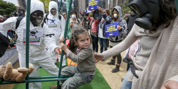 Avaaz-Aktivisten protestieren gegen Glyphosat