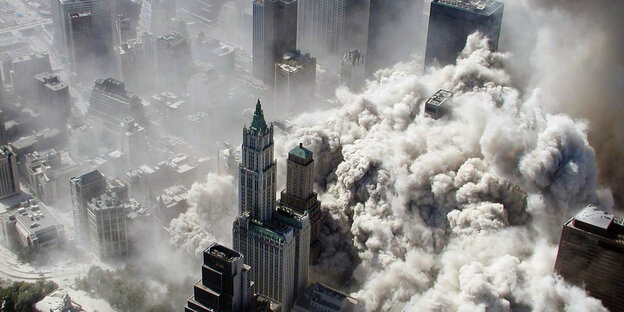 Ein aus der Luft aufgenommenes Foto zeigt Wolken aus Staub und Rauch, die über den eingestürzten Türmen des World Trade Centers und über Manhattan stehen Ein aus der Luft aufgenommenes Foto zeigt Wolken aus Staub und Rauch, die über den eingestürzten Türmen des World Trade Centers und über Manhattan stehen