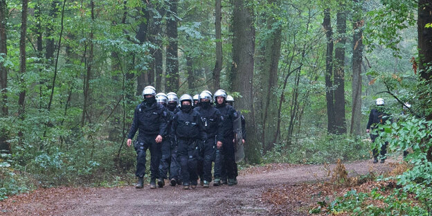 Polizisten im Wald Polizisten im Wald