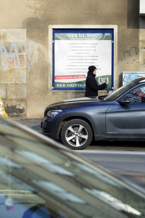 Im Schaufenster eines Gebäudes hängt ein Plakat der rechtsextremen Partei "Der III.Weg" Im Schaufenster eines Gebäudes hängt ein Plakat der rechtsextremen Partei "Der III.Weg"