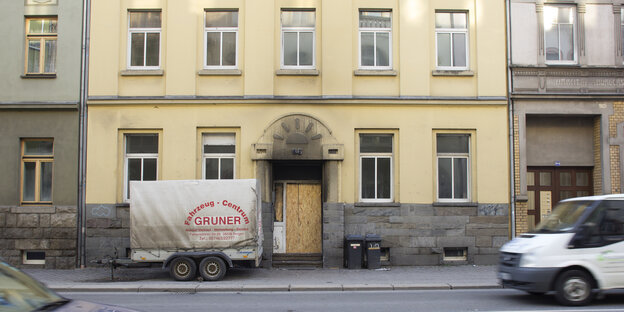 Die Fassade eines gelben Hauses mit Rußresten. In der Plauener Trockentalstraße brannte es im Dezember 2017