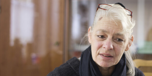 Eine blonde Frau schaut in die Kamera, sie hat einen Pferdeschwanz und eine Brille im Haar: Es ist Agnes Russo, ehemalige Vorsitzende der Flüchtlingshilfe Plauen Eine blonde Frau schaut in die Kamera, sie hat einen Pferdeschwanz und eine Brille im Haar: Es ist Agnes Russo, ehemalige Vorsitzende der Flüchtlingshilfe Plauen