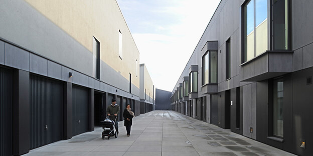 eine modern anmutende Gasse zwischen zwei teuren Neubauten