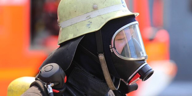 Feuerwehrmann mit Atemschutzmaske Feuerwehrmann mit Atemschutzmaske