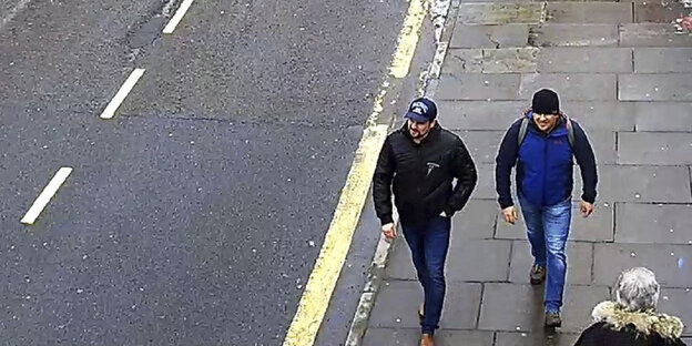Zwei Männer laufen auf einer Straße. Es soll sich um die Männer handeln, die laut britischer Polizei für den Anschlag auf Sergej Skripal verantwortlich sein sollen Zwei Männer laufen auf einer Straße. Es soll sich um die Männer handeln, die laut britischer Polizei für den Anschlag auf Sergej Skripal verantwortlich sein sollen
