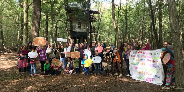 Leute mit einem Transparent im Hambacher Forst Leute mit einem Transparent im Hambacher Forst
