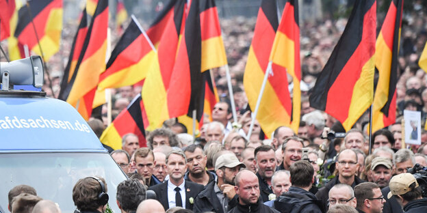 Bernd Höcke in einem Meer von Menschen und Deutschlandfahnen, ein laster daneben verkündet „www.afdsachsen.de“ Bernd Höcke in einem Meer von Menschen und Deutschlandfahnen, ein laster daneben verkündet „www.afdsachsen.de“