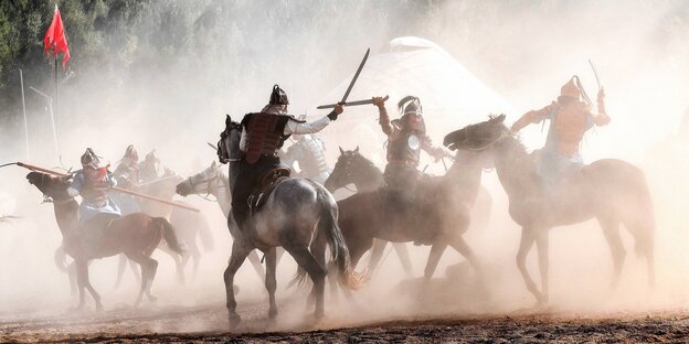 Menschen kämpfen gegeneinander auf Pferden auf den World Nomad Games Menschen kämpfen gegeneinander auf Pferden auf den World Nomad Games
