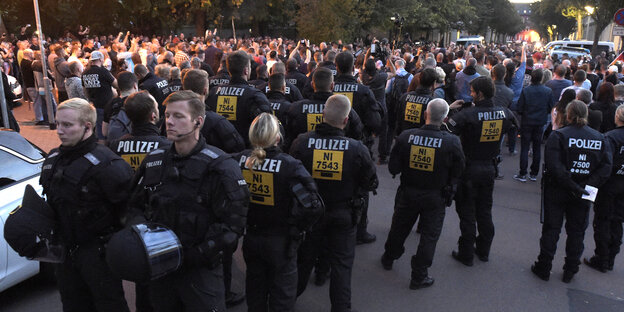 Ganz viele Polizisten auf der Straße Ganz viele Polizisten auf der Straße