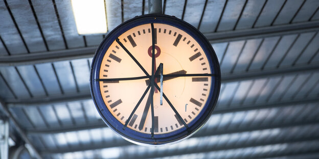 kaputte Bahnhofsuhr kaputte Bahnhofsuhr