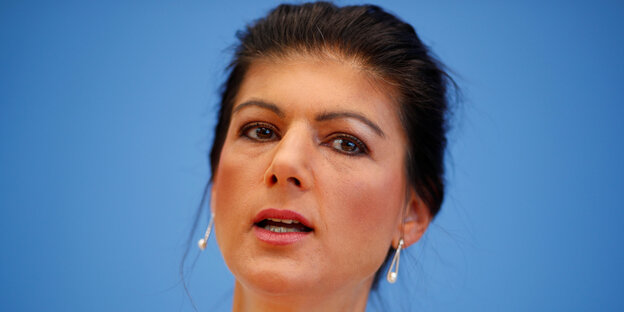 Sahra Wagenknecht blickt nach oben Sahra Wagenknecht blickt nach oben