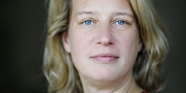 Eine blonde Frau vor schwarzem Hintergrund Eine blonde Frau vor schwarzem Hintergrund