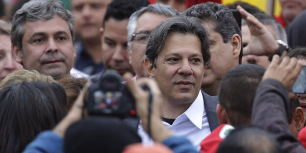 Umringt von Menschen der Präsidentschaftskandidat Fernando Haddad Umringt von Menschen der Präsidentschaftskandidat Fernando Haddad