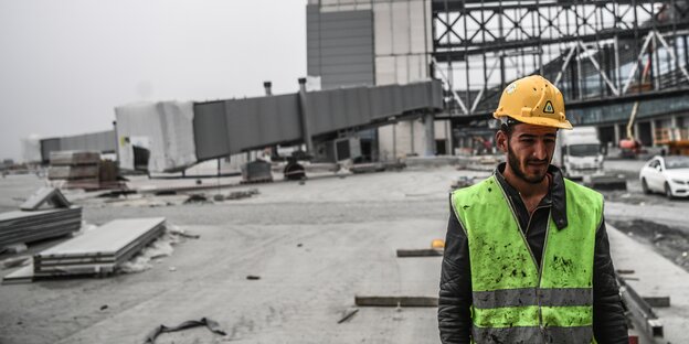 Bauarbeiter auf der Baustelle des Instanbuler Flughafens Bauarbeiter auf der Baustelle des Instanbuler Flughafens