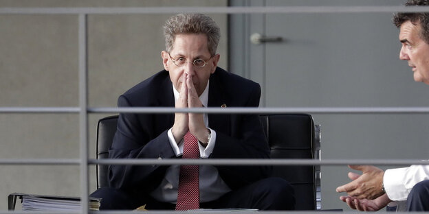 Verfassungsschutzpräsident Hans-Georg Maaßen wartet auf den Beginn seiner Anhörung