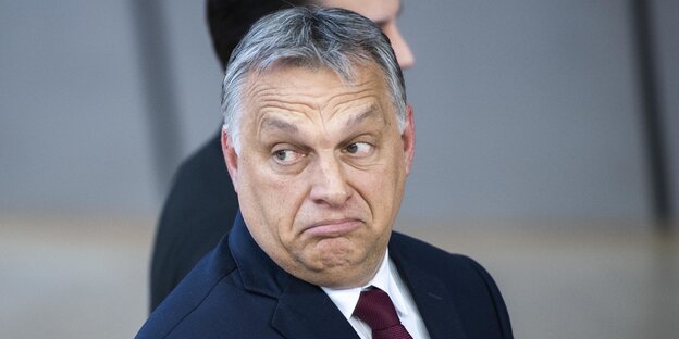 Viktor Orbán blickt skeptisch zur Seite Viktor Orbán blickt skeptisch zur Seite