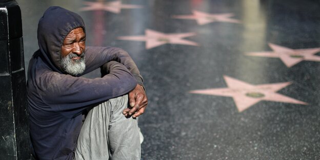 Ein dunkelhäutiger Obdachlose am Hall of Fame in Los ANgeles Ein dunkelhäutiger Obdachlose am Hall of Fame in Los ANgeles