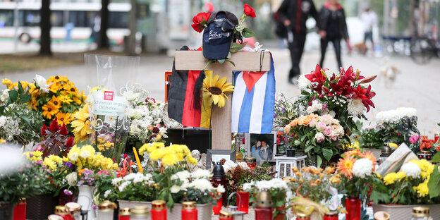 Die deutsche und die kubanische Flagge, zahlreiche Blumen und Kerzen wurden am Tatort niedergelegt. Die deutsche und die kubanische Flagge, zahlreiche Blumen und Kerzen wurden am Tatort niedergelegt.