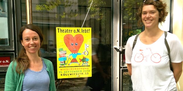 die beiden Macherinnen des Theater o. N. vor der Eingangstür die beiden Macherinnen des Theater o. N. vor der Eingangstür