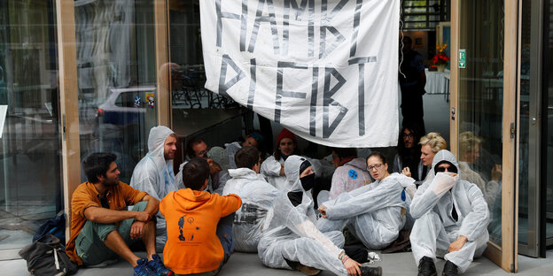 Aktivisten blockieren die NRW-Landesvertretung