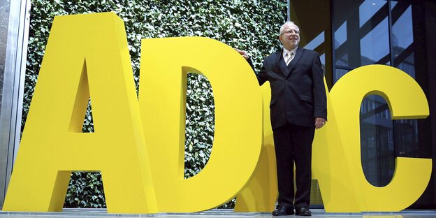 ADAC-Präsdent vor ADAC-Buchstaben ADAC-Präsdent vor ADAC-Buchstaben