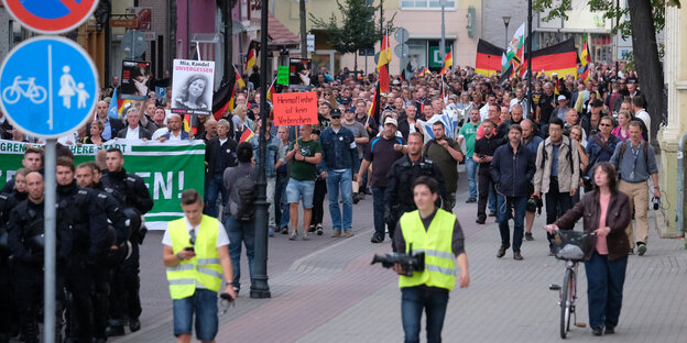 Zwei Wasserwerfer stehen auf der Straße