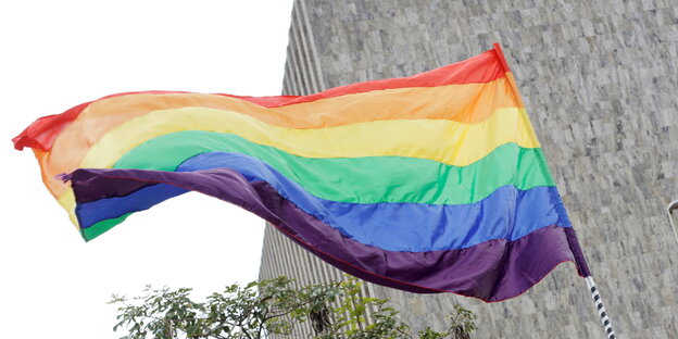 eine Regenbogenfahne eine Regenbogenfahne