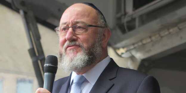 Ephraim Mirvis, Hauptrabbiner der britisch-jüdischen Gemeinschaft, spricht in ein Mikrofon Ephraim Mirvis, Hauptrabbiner der britisch-jüdischen Gemeinschaft, spricht in ein Mikrofon