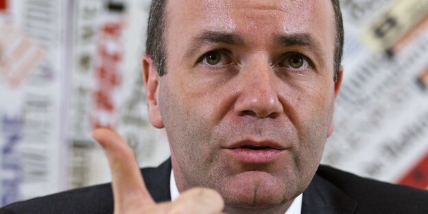 Politiker Manfred Weber zeigt mit dem Daumen nach oben Politiker Manfred Weber zeigt mit dem Daumen nach oben