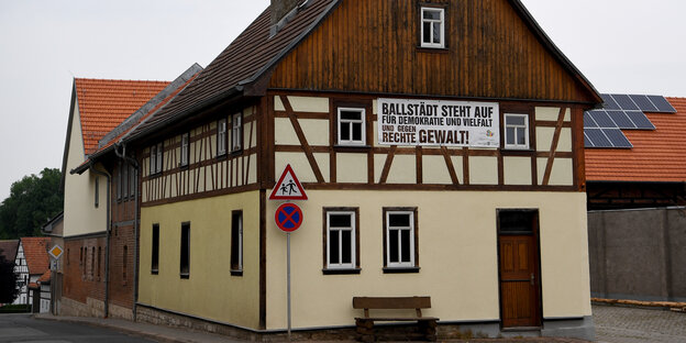 Transparent gegen Rechts in Ballstädt Transparent gegen Rechts in Ballstädt