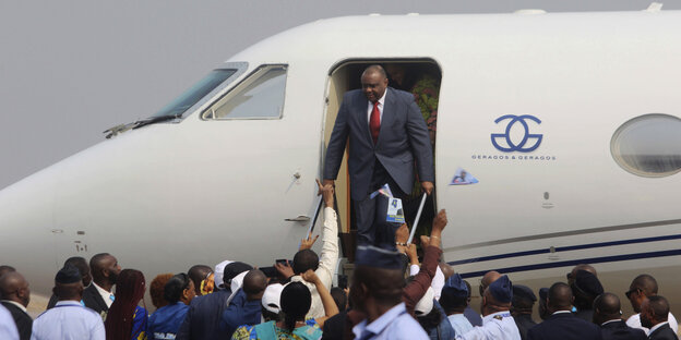 Jean-Pierre Bemba steigt aus einem Flugzeug