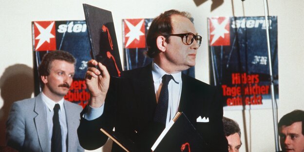 25.04.1983, Hamburg: „Stern“-Reporter Gerd Heidemann präsentiert auf der Pressekonferenz des Hamburger Magazins „Stern“ die vermeintlichen Dokumente. An diesem Tag begann der „Stern“ mit der Veröffentlichung der angeblichen „Hitler-Tagebücher“ 25.04.1983, Hamburg: „Stern“-Reporter Gerd Heidemann präsentiert auf der Pressekonferenz des Hamburger Magazins „Stern“ die vermeintlichen Dokumente. An diesem Tag begann der „Stern“ mit der Veröffentlichung der angeblichen „Hitler-Tagebücher“