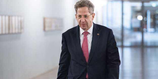 Maaßen läuft einen Gang entlang