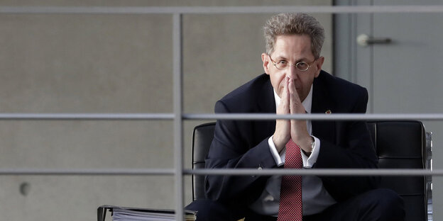 Ein Mann sützt sein Gesicht auf seine Hände Ein Mann sützt sein Gesicht auf seine Hände
