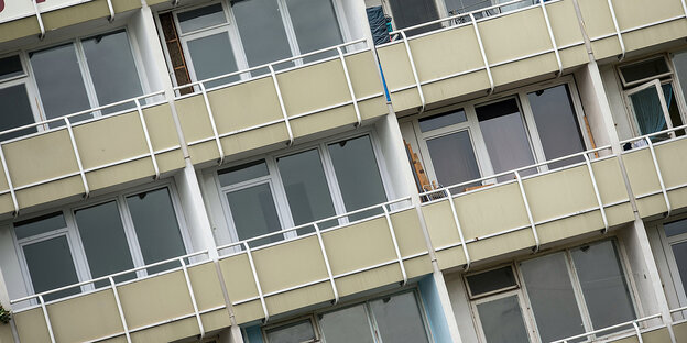 Altbaufenster mit Schild "Zu vermieten" Altbaufenster mit Schild "Zu vermieten"