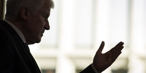 Innenminister Horst Seehofer spricht über Hans-Georg Maaßen auf einer Pressekonferenz, er steht an einem Rednerpult und gestikuliert Innenminister Horst Seehofer spricht über Hans-Georg Maaßen auf einer Pressekonferenz, er steht an einem Rednerpult und gestikuliert