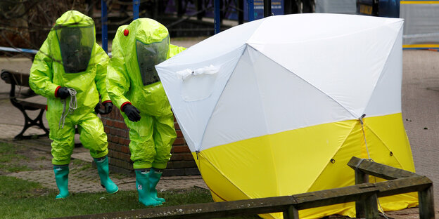 Forensiker in Sicherheitsanzügen Forensiker in Sicherheitsanzügen