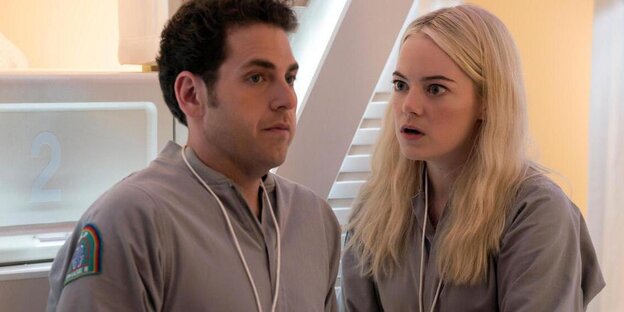 Szene aus "Maniac": Owen (Jonah Hill) und Annie (Emma Watson) stehen gleich gekleidet nebeneinander Szene aus "Maniac": Owen (Jonah Hill) und Annie (Emma Watson) stehen gleich gekleidet nebeneinander
